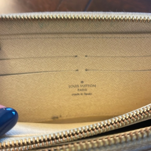 💎AUTHENTIC💎 LV DAMIER AZUR ACCORDION WALLET (NO ZIPPER PULL, COIN STAIN INT) - Picture 12 of 16